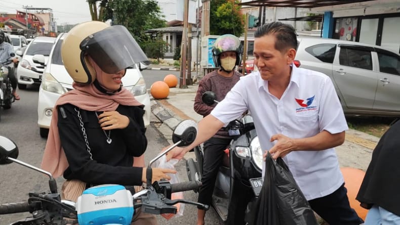 DPW Perindo Babel Bagi Takjil di Pangkalpinang, Sasar Pengendara dan Pejalan Kaki