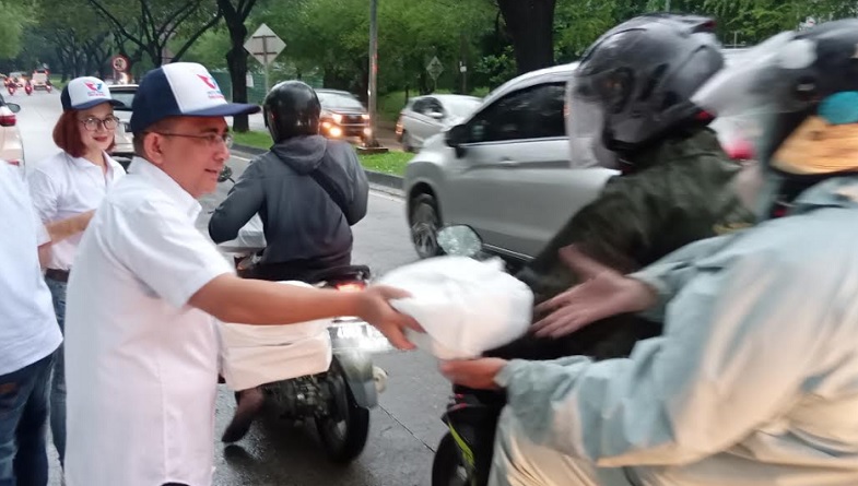 Gerkindo Bagikan Ratusan Takjil dan Nasi Kotak di Bekasi