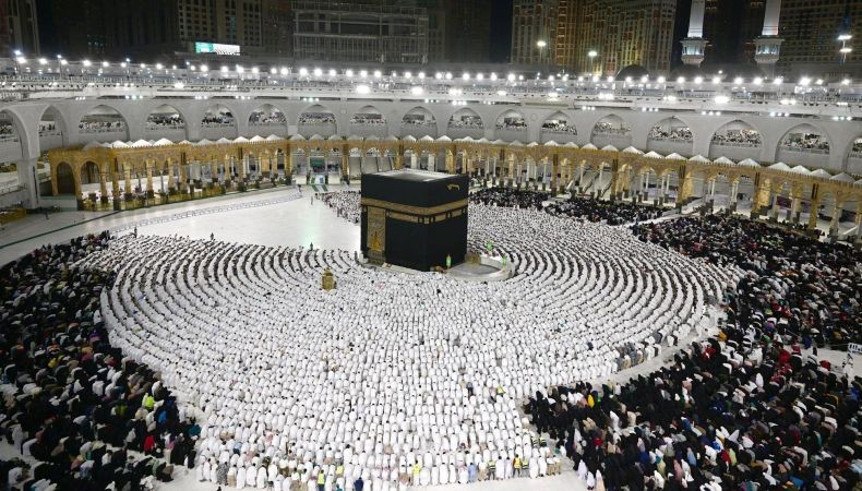 Perhatian, Jemaah Umrah Dilarang Tidur-tiduran di Masjidil Haram!