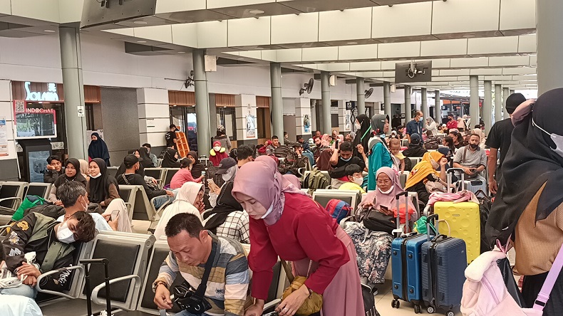 Mudik Lebaran Dimulai, Calon Penumpang Padati Stasiun Pasar Senen Hari Ini