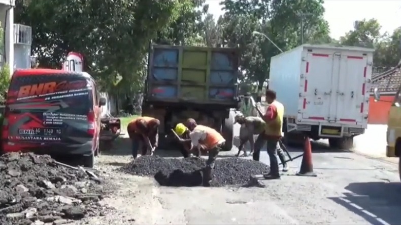 Jelang Puncak Mudik Lebaran, Perbaikan Jalur Nasional di Jombang Dikebut