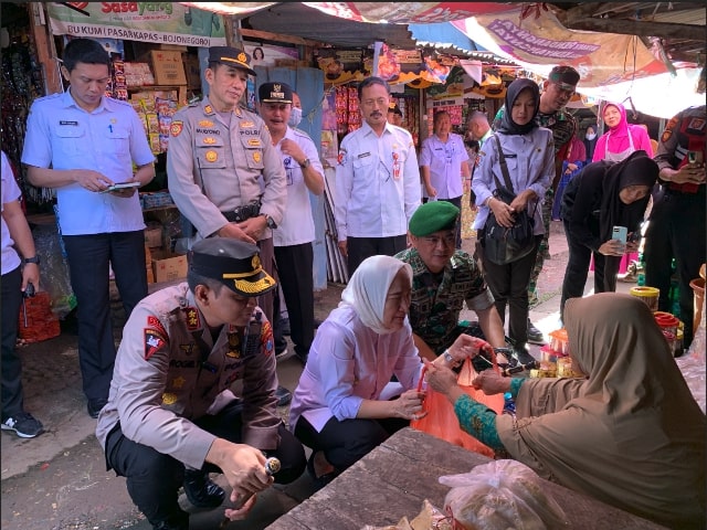 Sidak Harga Bahan Pokok, Bupati Bojonegoro Sebut akan Kaji Perbaikan Pasar