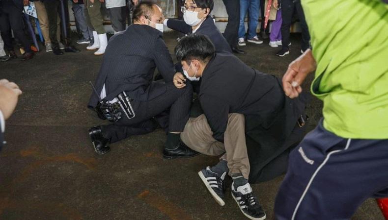 PM Fumio Kishida Dilempari Benda Diduga Bom saat Pidato di Luar Ruangan