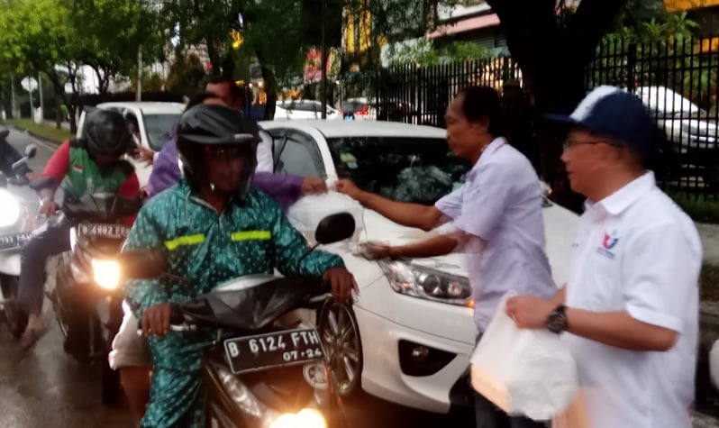 Dapat Takjil dan Nasi Kotak dari Gerkindo, Warga: Bahagia Sekali