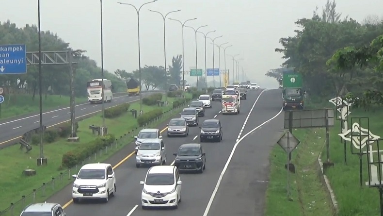 H-7 Lebaran, Arus Mudik di Tol Cipali Ramai Cenderung Padat