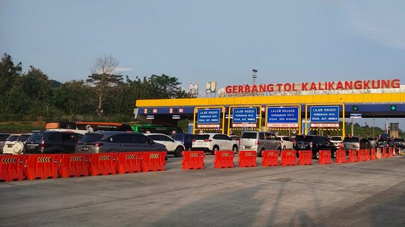 Antrean Kendaraan Pelat B Mengular di Gerbang Tol Kalikangkung Semarang 