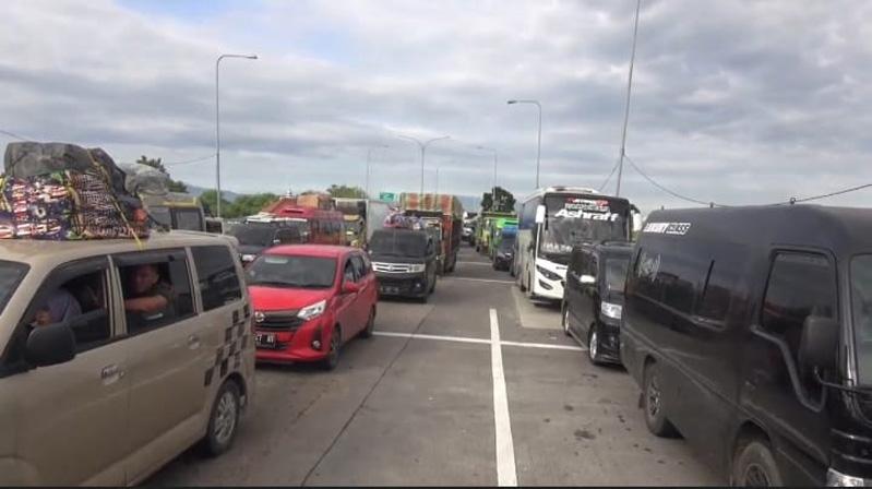 Penampakan Antrean Panjang Kendaraan Pemudik di Gerbang Tol Pejagan