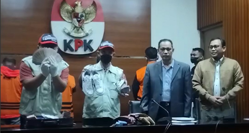 KPK Sita 6 Gepok Mata Uang Asing dan Sepatu Mewah saat OTT Wali Kota Bandung Yana Mulyana