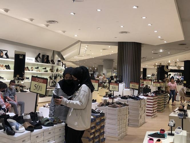 Pengunjung Padati Pusat Perbelanjaan pada H-6 Lebaran, Ada yang Berburu Diskon