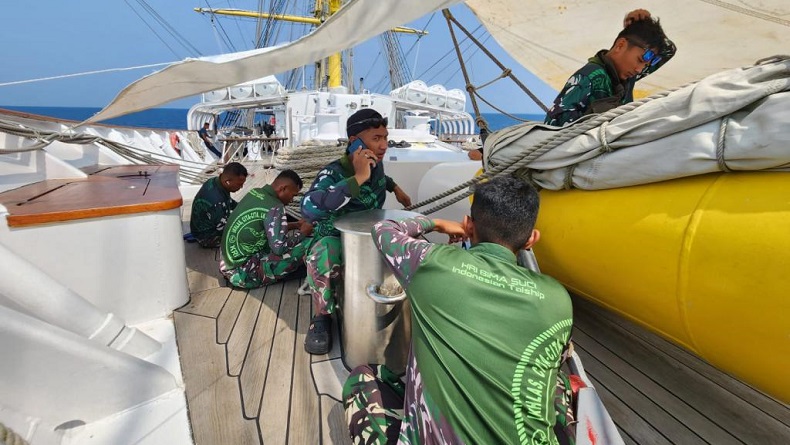 Momen Unik Prajurit KRI Bima Suci Dapat Sinyal Seluler di Tengah Laut, Langsung Telepon Sanak Keluarga