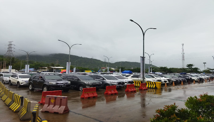 Dermaga Eksekutif Pelabuhan Merak Mulai Dipadati Antrean Kendaraan