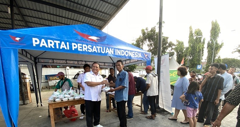 Warga Dekat Terminal Rawamangun Girang Dapat Takjil dari Partai Perindo