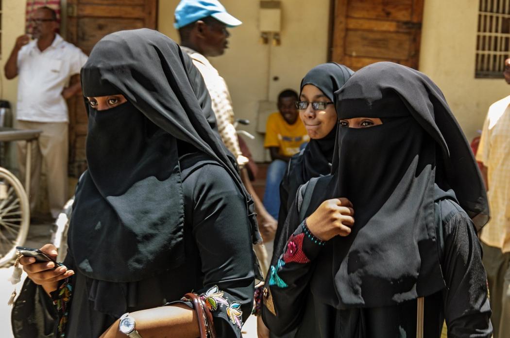 Pria Nyamar Jadi Perempuan Pakai Burka, Ikut Turnamen Catur Wanita demi Uang 