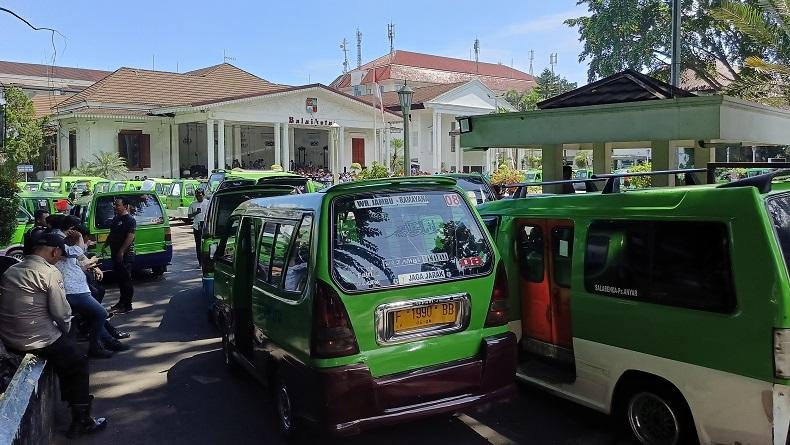 Ada Demo Sopir Angkot di Bogor, Penumpang Diturunkan Paksa