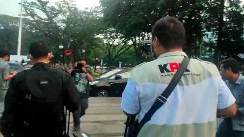 Penyidik KPK Geledah Balai Kota Bandung, Bawa 3 Koper Barang Bukti