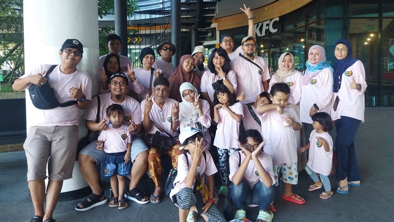 Unik, Rombongan Keluarga Ini Sengaja Bikin Seragam untuk Mudik ke Kampung Halaman