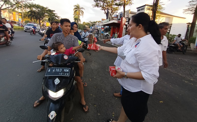 RPA Partai Perindo Bagi-Bagi Takjil di Tangerang, Setengah Jam Ludes