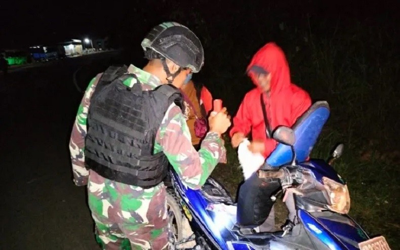 Satgas TNI Perketat Sweeping Barang Bawaan Pelintas di Perbatasan RI-Malaysia 