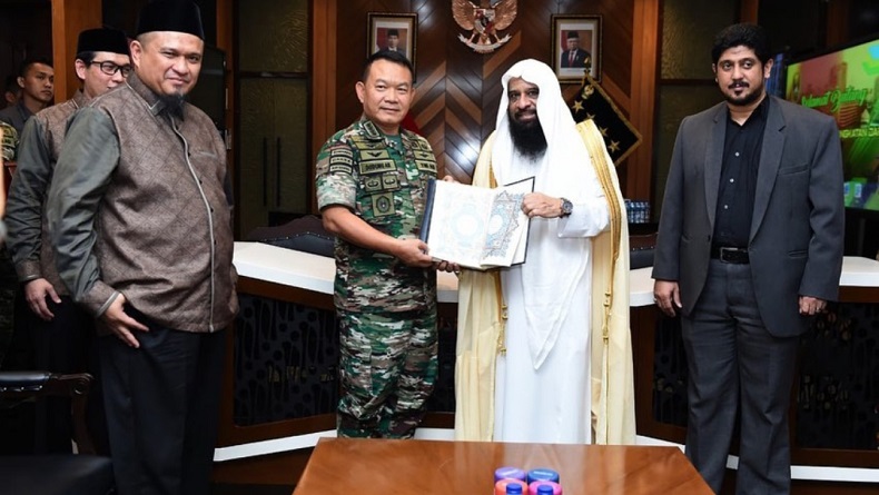 TNI AD Dapat Mushaf Alquran hingga Kurma dari Arab Saudi, KSAD Dudung: Terima Kasih Raja Salman