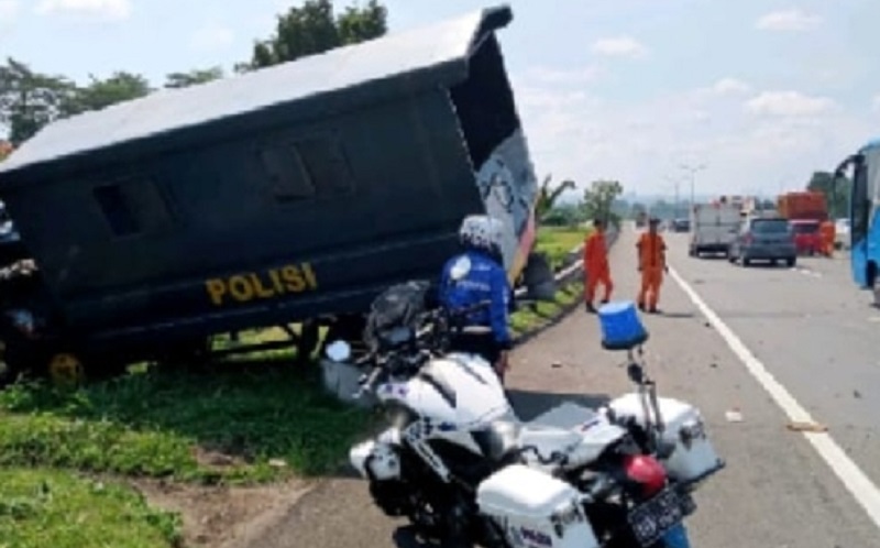 Truk Pengangkut Ayam Tabrak Truk Polisi di Tol Jagorawi, 1 Orang Terluka