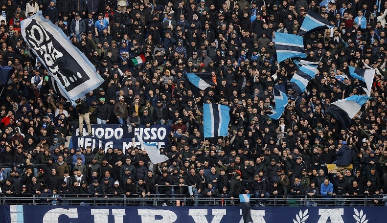 Tak Mau Napoli Tersingkir dari Liga Champions, Pendukung Partenopei Buat Gaduh Hotel Pemain AC Milan