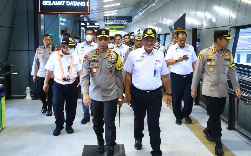 Cek Kesiapan Kereta Angkutan Mudik, Kapolda Jabar Tinjau Stasiun Bandung
