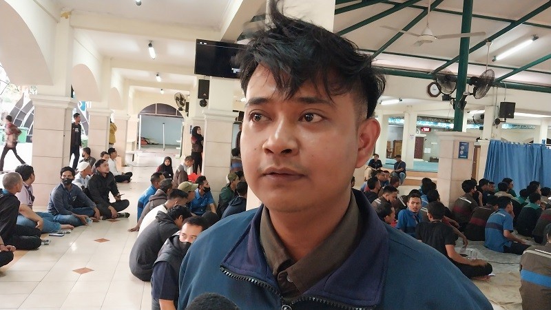 Terima Santunan Ramadan dari MNC Peduli, Jamaah Masjid Raudhatul Jannah Jakbar Mengaku Gembira  