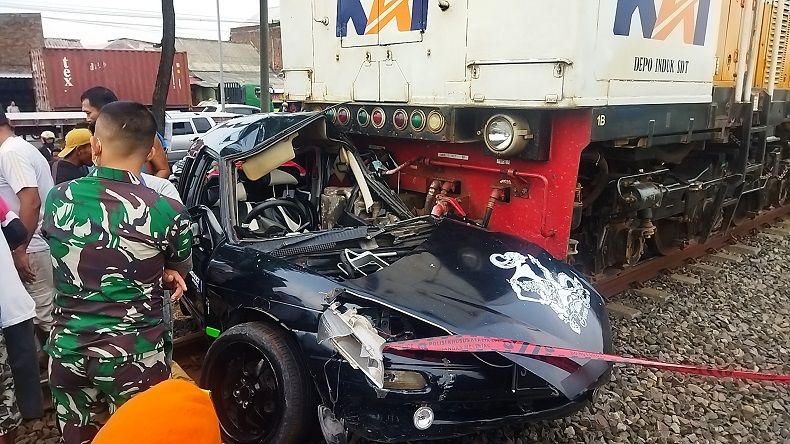 Kecelakaan di Lamongan, Mobil Sedan Hancur Ditabrak Kerata Api Jayabaya