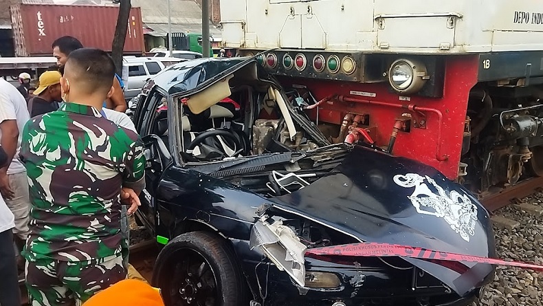 Sedan Dihantam Kereta di Pelintasan Lamongan hingga Terseret 100 Meter, Begini Kondisinya