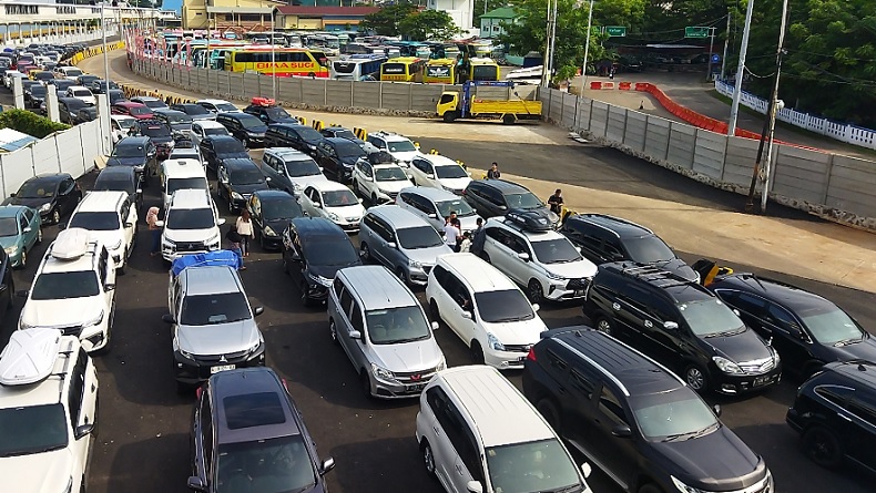 Pantauan Arus Mudik Lebaran 2023, Pelabuhan Merak Dipadati Mobil Pribadi