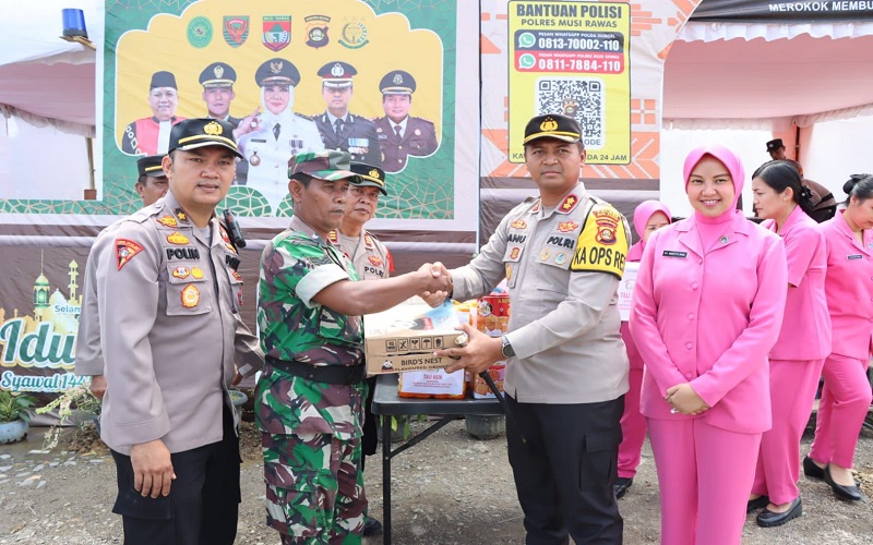 Personel Polres Mura Siaga saat Arus Mudik-Balik, Kapolres Bagikan Vitamin