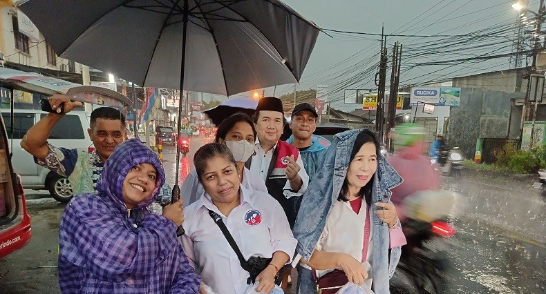 Hujan Deras, RPA Partai Perindo Bagikan Takjil di Bogor