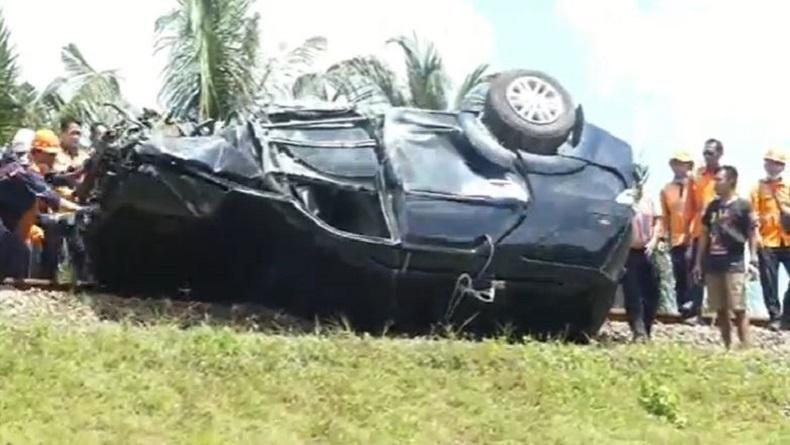 Evakuasi Mobil Nyangkut Jembatan Rel KA di Banyumas, Kendaraan Digulingkan Paksa