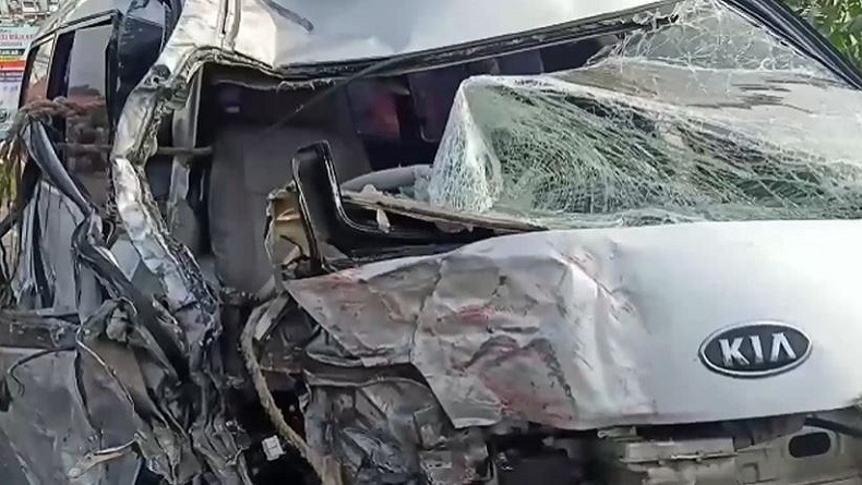 Tabrakan Mobil Travel Pemudik Vs Truk di Cilacap, Sopir Terjepit Bodi Kendaraan