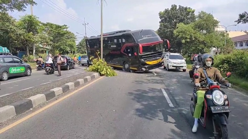 Kecelakaan Tunggal di Pantura Cirebon, Bus Tabrak Pembatas Jalan