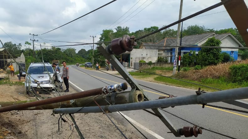 Diduga sopir Mengantuk, Mobil Pemudik Tabrak Tiang Listrik di Bangka Selatan