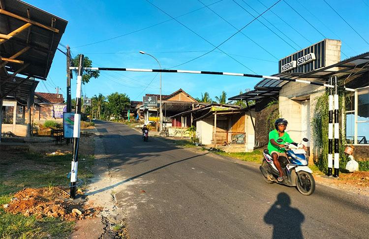  Rusak Tak Kunjung Diperbaiki, Warga Portal Jalan Patuk-Dlingo