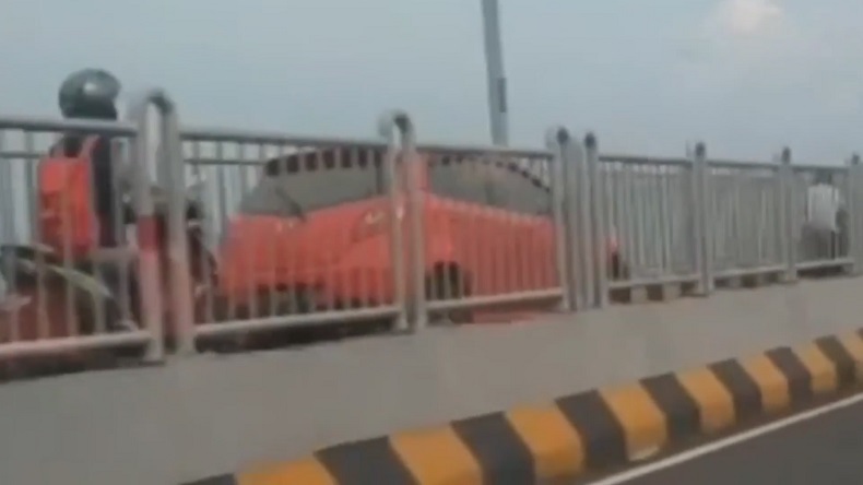 Viral Minibus Masuk Jalur Motor Jembatan Suramadu, Polisi Cari Identitas Pengemudi