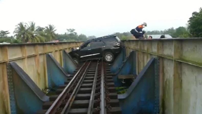 Kronologi Mobil Nyangkut Jembatan Rel Kereta Api di Banyumas