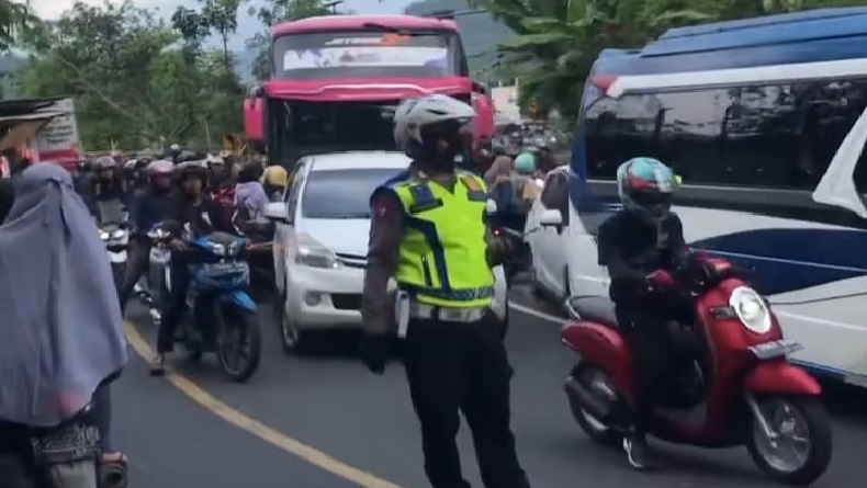 Urai Kemacetan, Polisi Berkali-Kali Terapkan One Way di Limbangan Garut