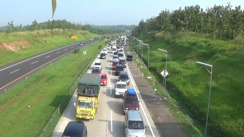 Arus Lalu Lintas di Tol Cipali H-3 dan Hari Kedua  Lebaran Lebih Besar dari Prediksi