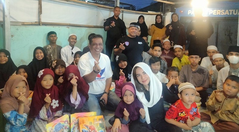 Perindo Depok dan Baja Perindo Bagi Takjil ke Anak Yatim