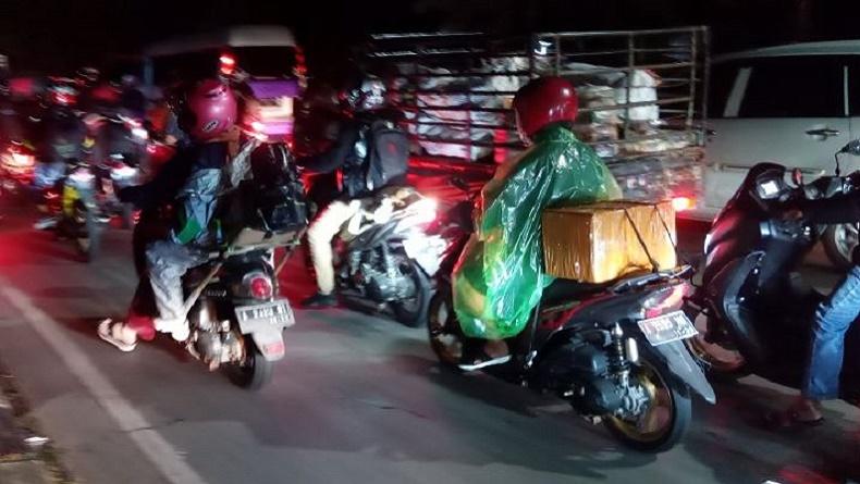 Puncak Arus Mudik Lebaran 2023, Arus Lalu Lintas di Jalan Pantura Bekasi Padat Merayap