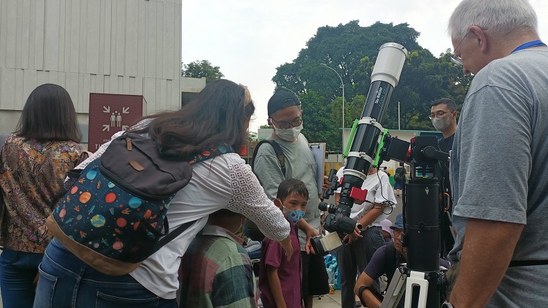 Gerhana Matahari Hibrida Terlihat di TIM, Warga Jakarta Langsung Bagikan Momen 