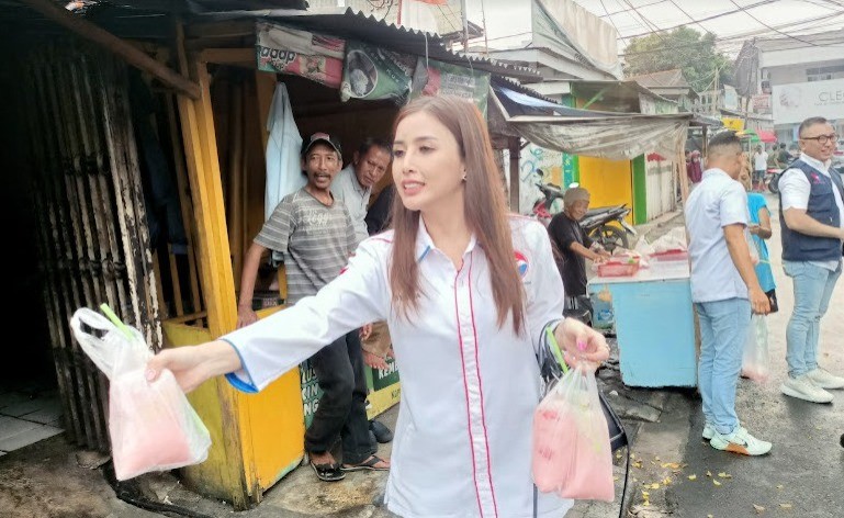 Pemuda Perindo DKI Borong Takjil di Manggarai, Langsung Dibagi-bagi