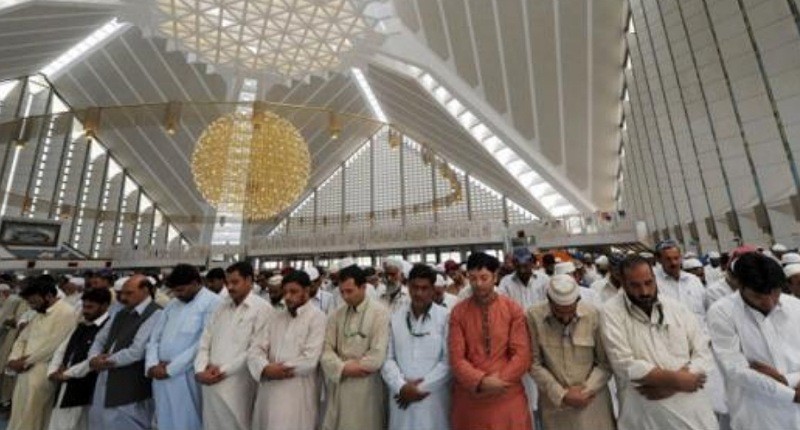 Kemeriahan Idul Fitri di Berbagai Negara, Ada Tukar Hadiah hingga Pakai Baju Baru