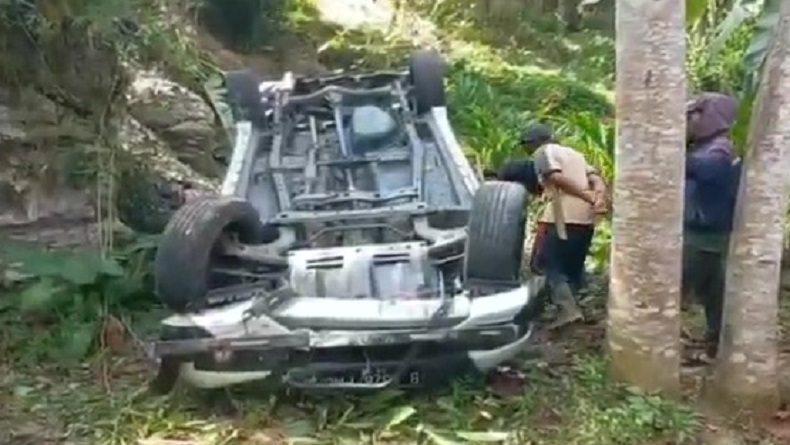Kecelakaan di Garut, Toyota Rush Terjun Bebas ke Jurang Sedalam 15 Meter