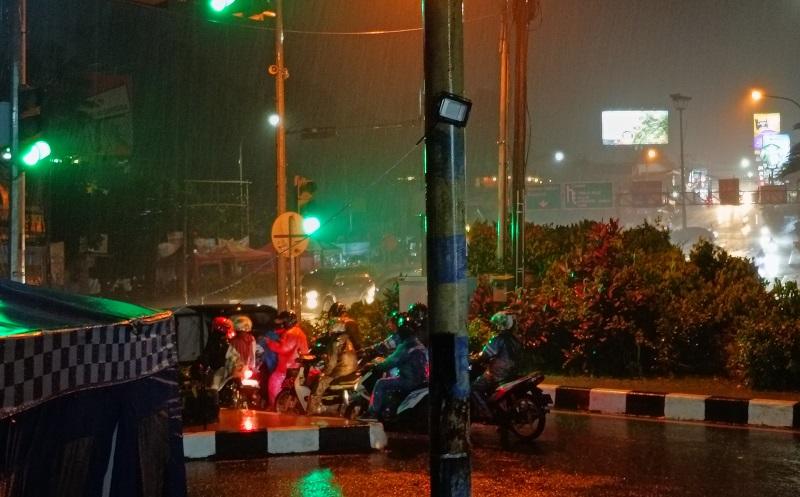 Kawasan Puncak Bogor Diguyur Hujan Deras saat Malam Takbiran