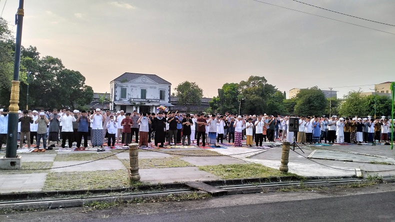 Ribuan Umat Muslim Salat Idul Fitri di Pamedan Pura Mangkunegaran Solo