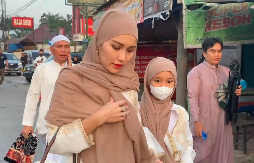 Rayakan Hari Kemenangan Ayu Ting Ting Sholat Id Bareng Orang Terkasih, Siapa Saja? 